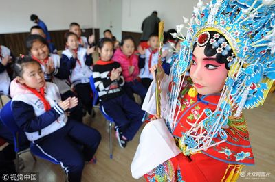 戏曲进校园，童心传国粹 青岛小学“小戏迷”活动点燃文化教育新火花