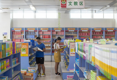 江苏泰州 精备教材迎开学，文化教育润心田